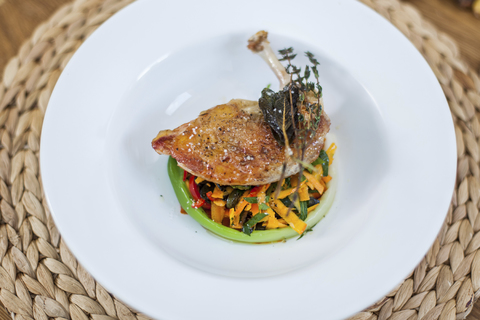 Hähnchenkeule und Gemüse auf dem Teller, lizenzfreies Stockfoto