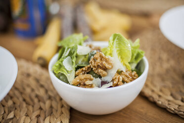 Römischer Salat mit Walnüssen in Schale - KVF00112