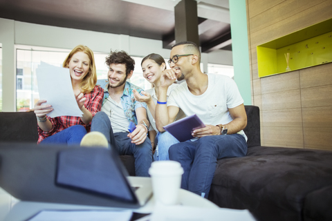 Menschen arbeiten im Café zusammen, lizenzfreies Stockfoto