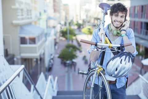 Mann mit Fahrrad auf den Stufen der Stadt, lizenzfreies Stockfoto