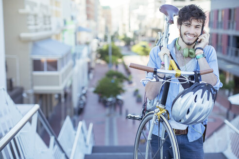 Mann mit Fahrrad auf den Stufen der Stadt - CAIF17306