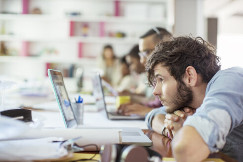 Menschen, die im Büro arbeiten - CAIF17307