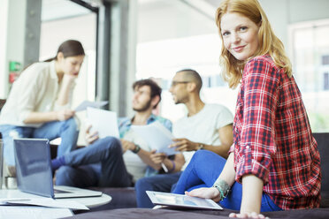 Menschen, die ein digitales Tablet im Büro benutzen - CAIF17338