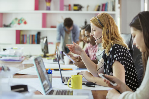 Menschen arbeiten am Konferenztisch im Büro - CAIF17343