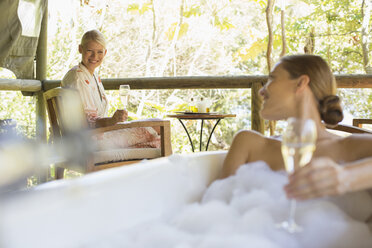 Frauen trinken gemeinsam Wein im Spa - CAIF17353