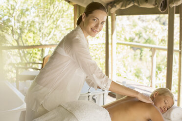 Frau mit Massage im Spa - CAIF17372