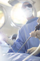Chirurg bei der Durchführung einer laparoskopischen Operation im Operationssaal - CAIF17407