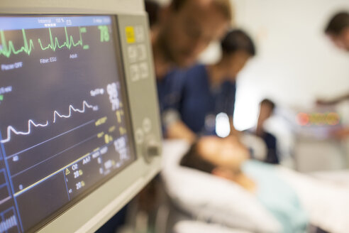 Herzfrequenzmonitor, Patient und Ärzte im Hintergrund auf der Intensivstation - CAIF17408