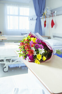 Blumenstrauß im Krankenhauszimmer - CAIF17417