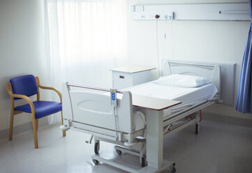 Leeres Bett im Krankenhauszimmer - CAIF17418