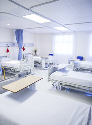 Leere Betten im Krankenhauszimmer - CAIF17421
