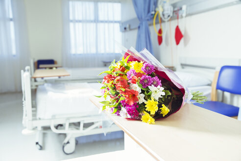 Blumenstrauß im Krankenhauszimmer - CAIF17424