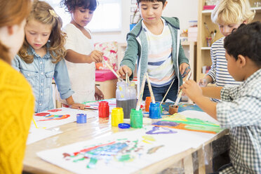 Schüler malen im Klassenzimmer - CAIF17434