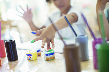 Schüler malen mit dem Finger in der Klasse - CAIF17436