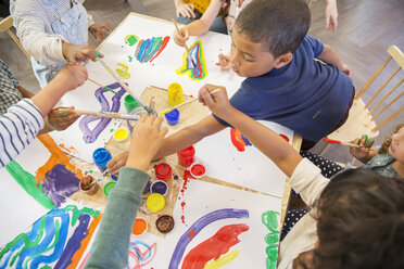Kinder malen im Unterricht - CAIF17440