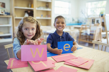 Schüler halten Briefe im Klassenzimmer - CAIF17450