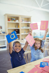 Schüler halten Briefe im Klassenzimmer - CAIF17451