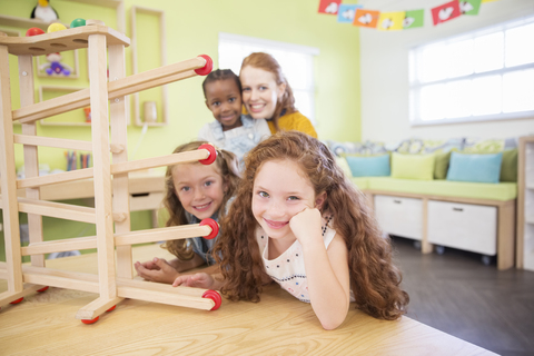 Schüler und Lehrer verwenden das Modell im Klassenzimmer, lizenzfreies Stockfoto