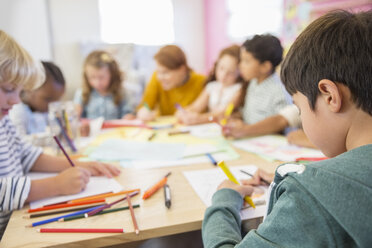 Lehrer und Schüler zeichnen im Klassenzimmer - CAIF17461