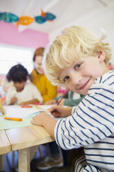 Schüler zeichnen im Klassenzimmer - CAIF17479