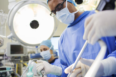 Arzt bei einer Operation im Operationssaal - CAIF17495
