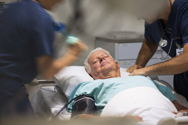 Älterer Patient, der auf der Intensivstation medizinisch behandelt wird - CAIF17500