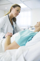 Arzt spricht mit Patient im Krankenhauszimmer - CAIF17506