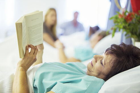 Patient liest im Krankenhauszimmer - CAIF17519