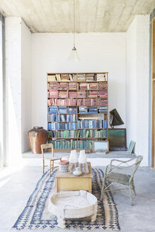 Bücherregale und Couchtisch in einem rustikalen Haus - CAIF17531