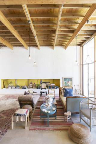 Sofas und Couchtische im rustikalen Wohnzimmer, lizenzfreies Stockfoto