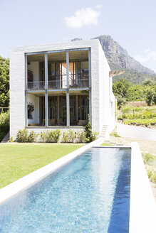 Modernes Haus mit Schwimmbad in ländlicher Umgebung - CAIF17547