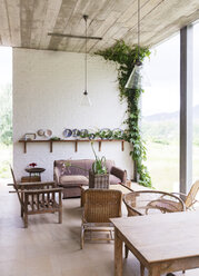 Sofa, Stühle und Tisch im rustikalen Wohnzimmer - CAIF17551