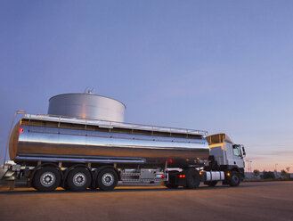 Milchtankwagen aus Edelstahl neben dem Silageturm - CAIF17562