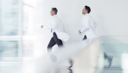 Ärzte laufen im Krankenhausflur - CAIF17616