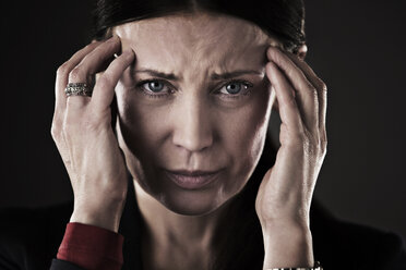 Porträt einer gestressten Frau - CAIF17634