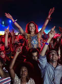 Fans jubeln beim Musikfestival - CAIF17671