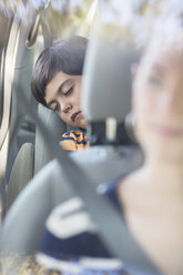 Schlafender Junge auf dem Rücksitz eines Autos - CAIF17674