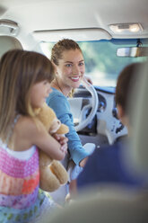 Glückliche Familie im Auto - CAIF17684