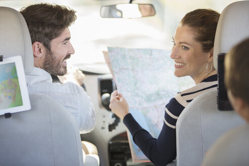 Familie mit Karte im Auto - CAIF17693