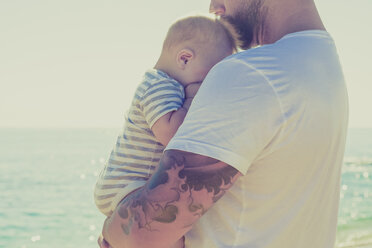 Nahaufnahme eines Vaters mit seinem kleinen Sohn am Strand - CAIF17695