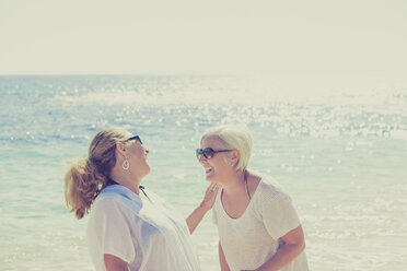 Lachende Frauen am sonnigen Strand - CAIF17700
