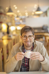 Mann trinkt Kaffee im Cafe - CAIF17747