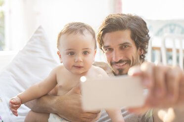 Vater nimmt Selbstporträt mit kleinem Jungen auf - CAIF17776