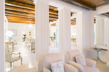Luxuriöses Wohnzimmer mit Säulen - CAIF17815