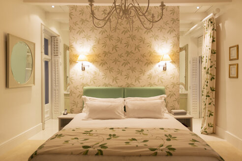 Luxuriöses Schlafzimmer mit beleuchteten Wandlampen - CAIF17818