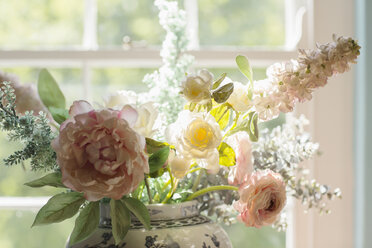 Schöner Blumenstrauß im sonnigen Fenster - CAIF17842