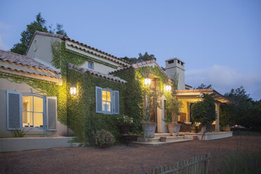 Luxuriöse Villa bei Nacht beleuchtet - CAIF17850