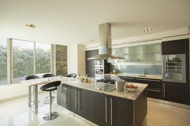 Sunny modern domestic kitchen - CAIF17857