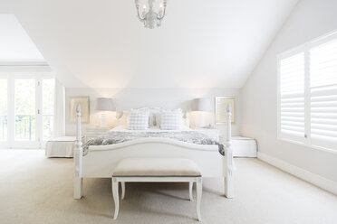 White luxury bedroom - CAIF17860
