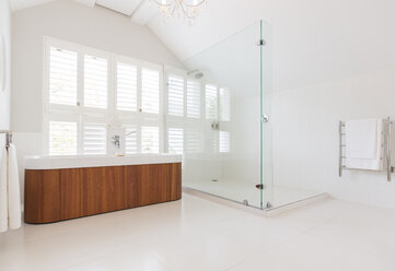 Badewanne und Dusche im modernen Badezimmer - CAIF17862
